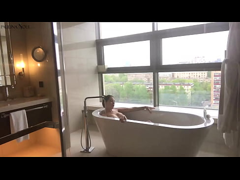 ❤️ 巨大的宝贝 激情地在浴室里撸起了她的阴部 ❤❌ Anal porn﹏﹏