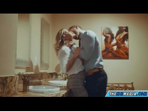 ❤️ 当一个胸大无脑的金发女郎在公共厕所里勾引你时 ❤❌ Anal porn﹏﹏